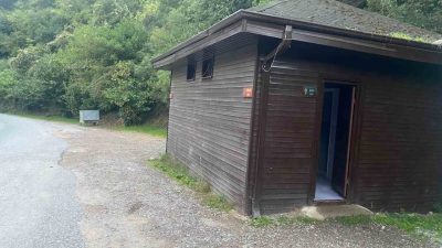 Kocaeli’nin Derince ilçesindeki Çınarlıdere Mesire Alanı’nda bulunan şadırvan, kimliği belirsiz