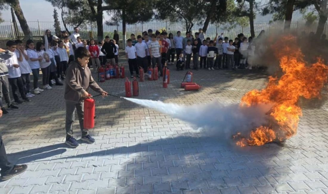 Minik itfaiyeciler yangın güvenliğini öğrendi Bayırköy’deki minik öğrenciler, itfaiye ekipleriyle hem öğrendi hem de eğlendi.
