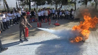 Bayırköy’deki minik öğrenciler, itfaiye ekipleriyle hem öğrendi hem de eğlendi.