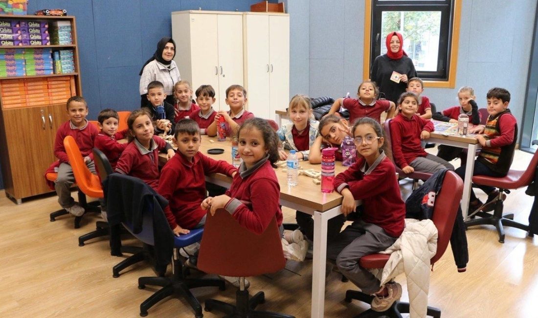 Minik öğrenciler atölyelerde yeteneklerini keşfetti Sakarya Büyükşehir Belediyesi tarafından ilkokul öğrencilerine yönelik düzenlenen atölye eğitimleri