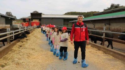 Kandıra’da düzenlenen Lider Çocuk Tarım Kampı’nda öğrenciler, tarımın önemini yerinde