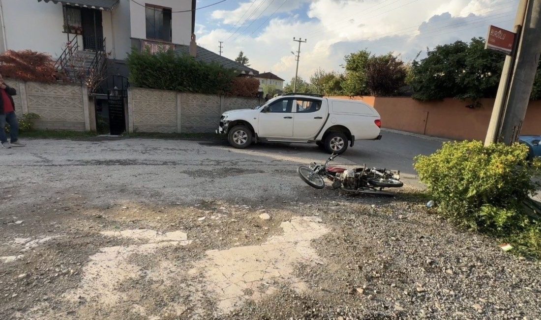 Düzce’de kamyonetle çarpışan motosikletteki 2 öğrenci ağır yaralandı. Kaza, Eski