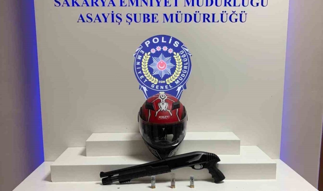 Motosiklet kaskıyla geldi, tüfekle 2 kişiyi yaraladı: 3 gözaltı Sakarya’nın Erenler ilçesinde iş yerinde tüfekle 2 kişinin yaralandığı olaya