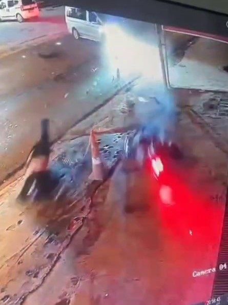 Motosikletli gençlerin havada savrulduğu kaza kamerada Sakarya’nın Sapanca ilçesinde dönüş yapmak için manevra yapan hafif ticari