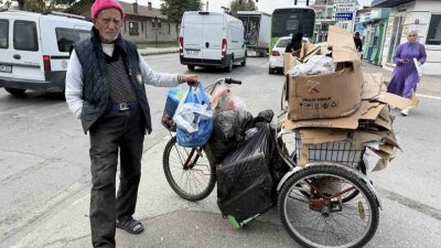 Sakarya’nın Adapazarı ilçesinde çöpten karton toplarken görüntülenen yaşlı bir adamın