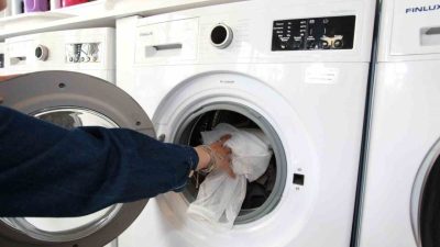 Kocaeli’de üniversite öğrenimi gören gençler, ücretsiz çamaşırhane hizmetiyle hem bütçelerinden