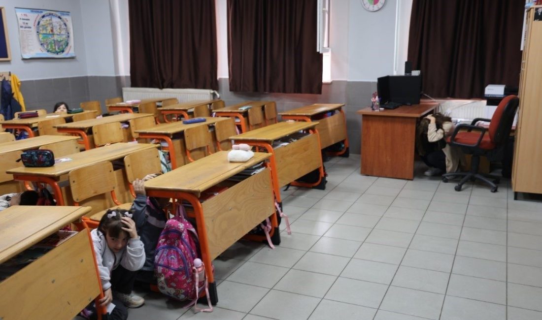 Kartepe’de öğrencilere deprem, sel ve yangın gibi afetlere karşı alınması