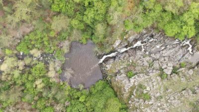 Kastamonu’nun Taşköprü ilçesinde orman içerisindeki şelale, sunduğu manzarayla görenleri hayran