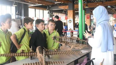 Sakarya Üniversitesinde düzenlenen Avrupa Araştırmacılar Gecesi, ortaokul ve lise öğrencilerini