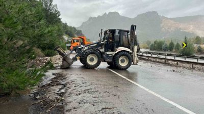 Bilecik’in Osmaneli ilçesinde meydana gelen sel sonucu taş ve toprak