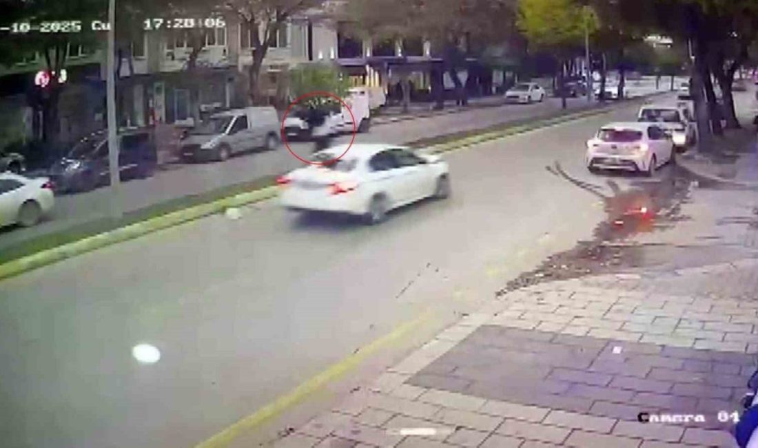 Otomobilin çarptığı kadın metrelerce savruldu Sakarya’nın Adapazarı ilçesinde yolun karşısına geçmek isterken otomobilin çarptığı 71