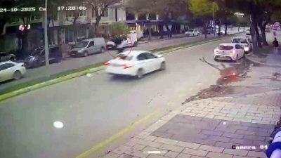 Sakarya’nın Adapazarı ilçesinde yolun karşısına geçmek isterken otomobilin çarptığı 71