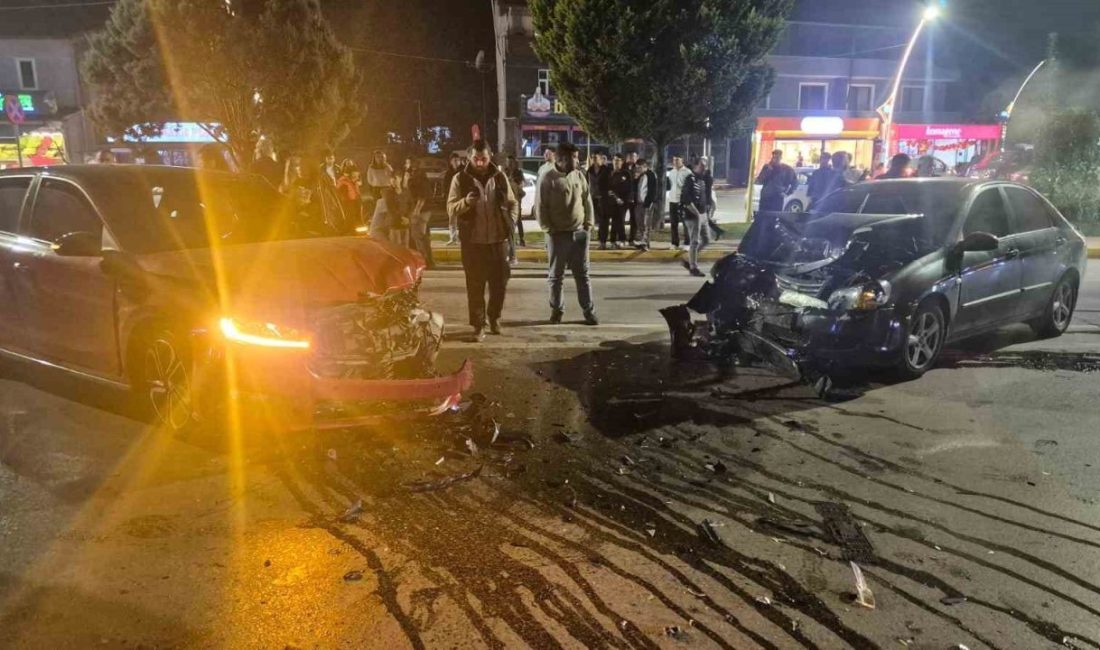 Kocaeli’nin Kartepe ilçesinde 2 otomobilin kafa kafaya çarpışması neticesinde 2