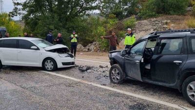 Bilecik’te 2 otomobilin çarpışması sonucu meydana gelen trafik kazasında 2