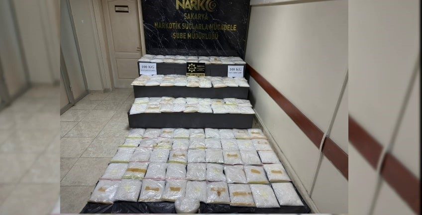Otoyolda tarihi operasyon: 100 kilo uyuşturucu cipin bagajında bulundu Anadolu Otoyolu’nun Sakarya geçişinde polis ekiplerince gerçekleştirilen operasyonda, cipin bagajına
