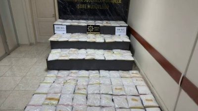 Anadolu Otoyolu Sakarya geçişinde düzenlenen operasyonda cipin bagajına gizlenmiş halde