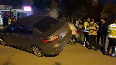 Bolu’da kontrolden çıkan otomobil, park halindeki iki araca çarparak üzerlerine