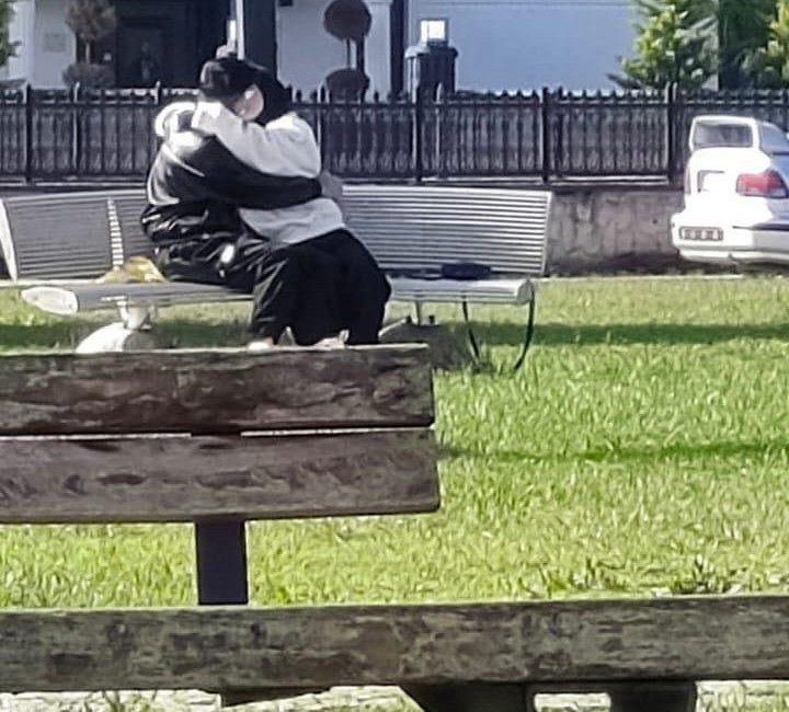 Sakarya’nın Akyazı ilçesinde vatandaşların yoğun olarak bulunduğu bir parkta, 2
