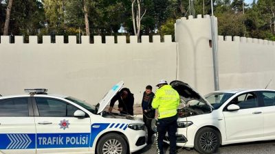 Bilecik’te polis ekipleri, yolda arızalanan otomobile akü takviyesi yaptı. Bilecik