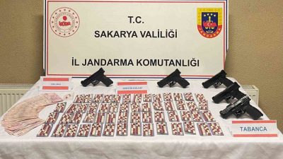 Sakarya’da jandarma ekiplerince gerçekleştirilen operasyonda 773 sentetik ecza hap ele