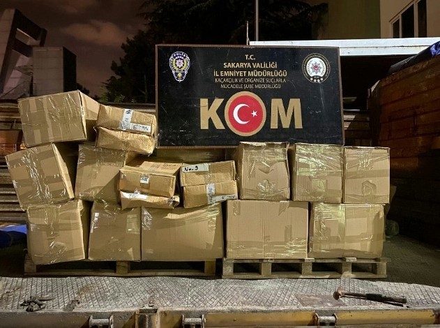Sakarya’nın Serdivan ilçesinde polis ekiplerince gerçekleştirilen operasyonda iki farklı kamyonette,