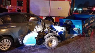 Sakarya’nın Akyazı ilçesinde tarım aracı ile otomobilin çarpıştığı kazada 6