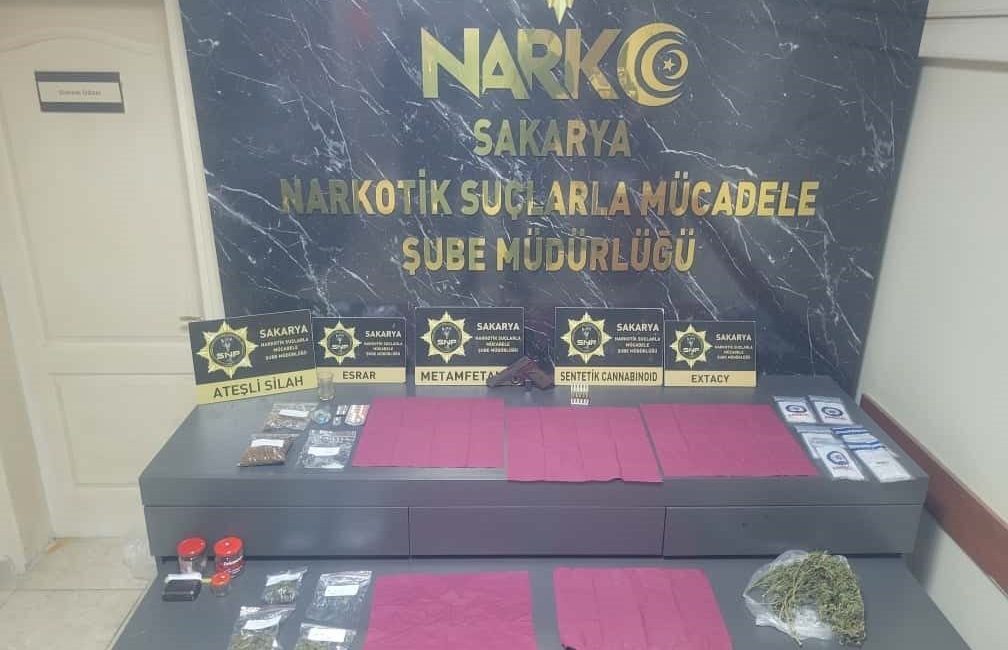 Sakarya’da uyuşturucu operasyonu: 10 gözaltı Sakarya’nın Adapazarı, Akyazı ve Hendek ilçelerinde düzenlenen 3 ayrı uyuşturucu