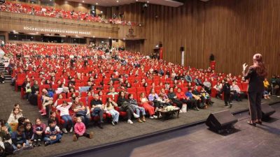 Kocaeli Kitap Fuarı’nda okurlarının yoğun ilgi ve sevgisiyle karşılanan yazar