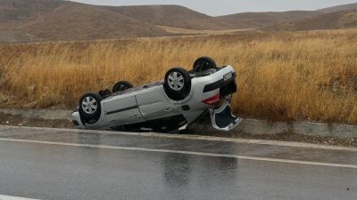 Bilecik’te seyir halinde kontrolden çıkan otomobil takla atarken, sürücüsü yaralandı.