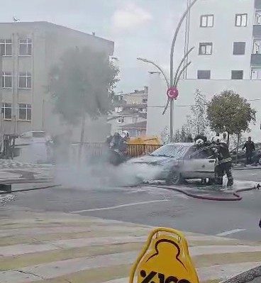 Seyir halindeki otomobilin motorunda yangın Kocaeli’nin Çayırova ilçesinde seyir halindeki otomobilin motor kısmında çıkan yangın,