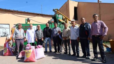 Kocaeli Büyükşehir Belediyesi’nin çiftçilerin hizmetine sunduğu modern selektör makinesi; buğday,