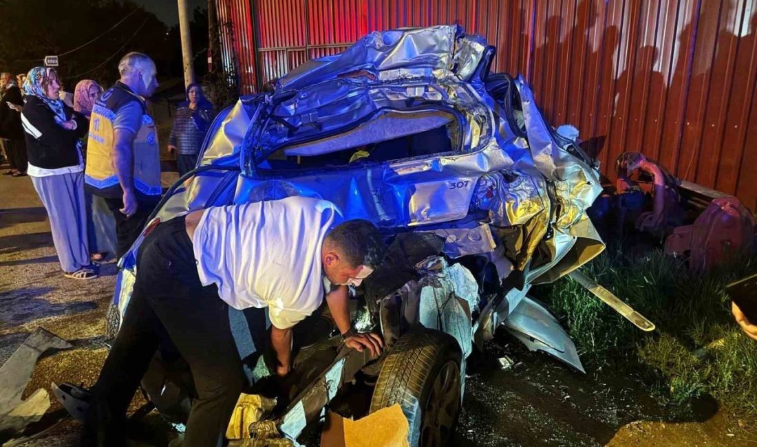 100 karayolunda kırmızı ışıkta bekleyen otomobile kamyon çarptı. Savrularak karşı