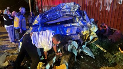 100 karayolunda kırmızı ışıkta bekleyen otomobile kamyon çarptı. Savrularak karşı