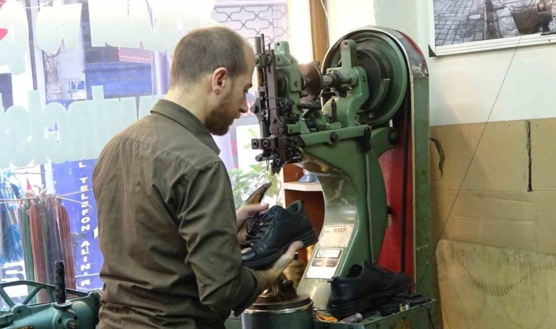 Kocaeli’de 20 yıldır baba mesleğini sürdüren Rıdvan İlmen, ayakkabı tamirciliğinde