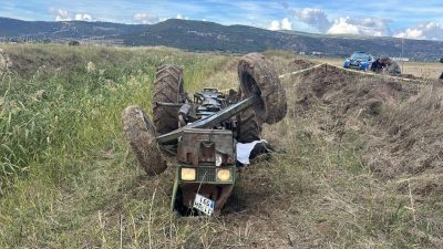 Bilecik’te su kanalına devrilen traktörün altında kalan yaşlı adam hayatını