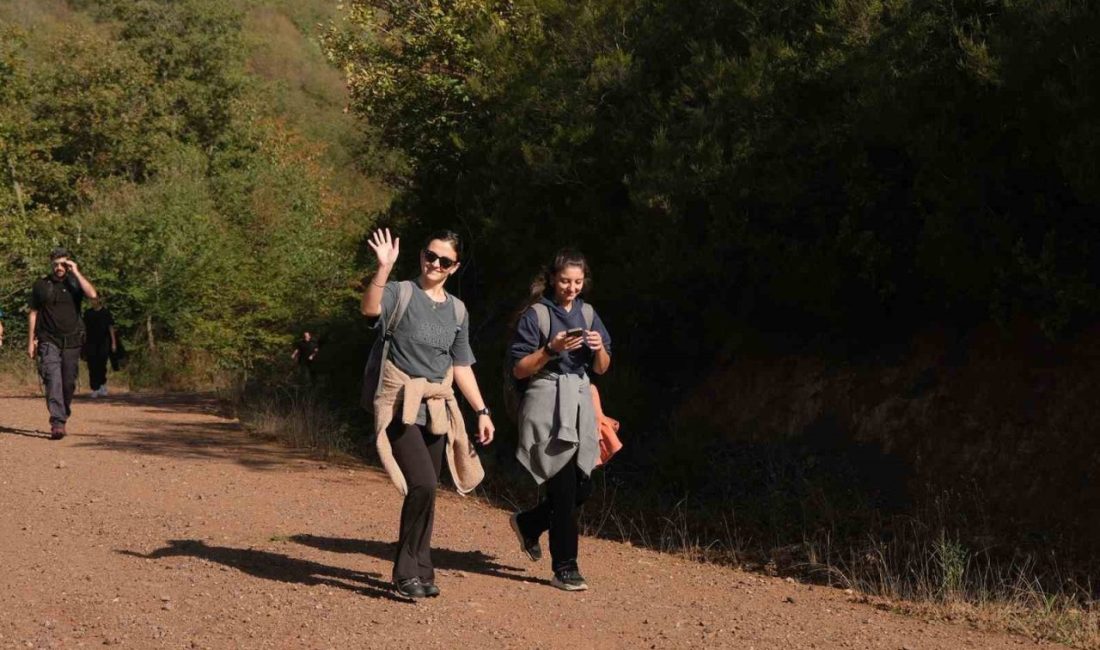 Tabiat aşıklarının Sakarya’daki klasiği sonbaharın muhteşem manzarasında başladı Sakarya Büyükşehir Belediyesi’nin yıllardır gelenek haline getirdiği ve tabiat aşıkları