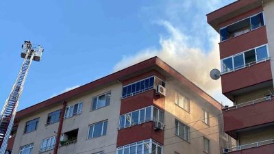 Kocaeli’nin İzmit ilçesinde 7 katlı binanın çatısında tadilat sırasında yangın