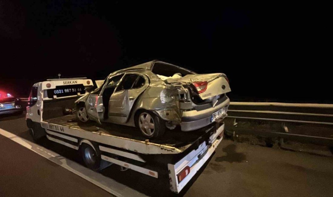 TEM Otoyolu Bolu Dağı Tüneli çıkışında bariyerlere çarpan otomobil hurdaya