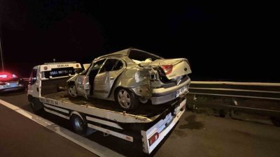 TEM Otoyolu Bolu Dağı Tüneli çıkışında bariyerlere çarpan otomobil hurdaya