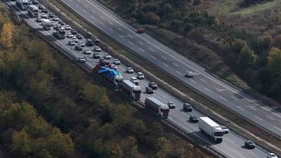 TEM Otoyolu’nun Bolu geçişinde bariyerlere çarpıp makaslayan tıra arkadan gelen