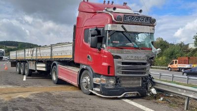TEM Otoyolu’nun Bolu Batı Gişeleri mevkiinde kontrolden çıkan tır, refüjdeki