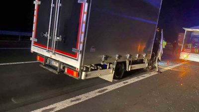 Bolu TEM Otoyolu’nda kamyon ile çarpışan kamyonet sürücüsü, araç kabininde