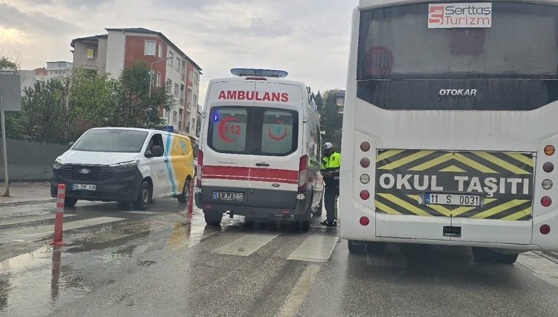 Ters istikamete dönmeye çalışan kamyonete motosiklet çarptı: 1 yaralı Bilecik’te ters istikamete dönüş yapmaya çalışan kamyonete motosiklet çarpması sonucu