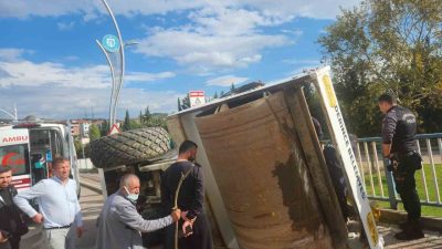Kocaeli’nin Derince ilçesinde seyir halindeki tırın üzerinden yola devrilen asfalt