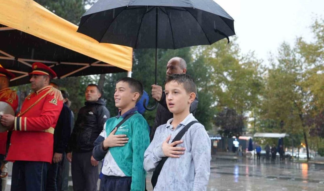 Törende şemsiye çocukları yağmurdan korudu DÜZCE(İHA) – Düzce’de Cumhuriyet Bayramı çelenk sunma töreni sırasında yağan