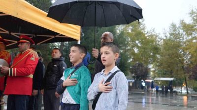 DÜZCE(İHA) – Düzce’de Cumhuriyet Bayramı çelenk sunma töreni sırasında yağan