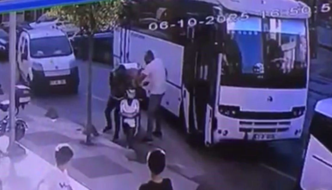 Kocaeli’nin Çayırova ilçesinde motosikletli kuryenin önünü kesen servis minibüsü şoförü,