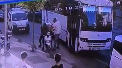 Kocaeli’nin Çayırova ilçesinde motosikletli kuryenin önünü kesen servis minibüsü şoförü,