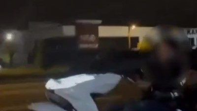 DÜZCE(İHA) – Düzce’de trafikte tehlikeli hareketler yapan 2 motosiklet sürücüsü