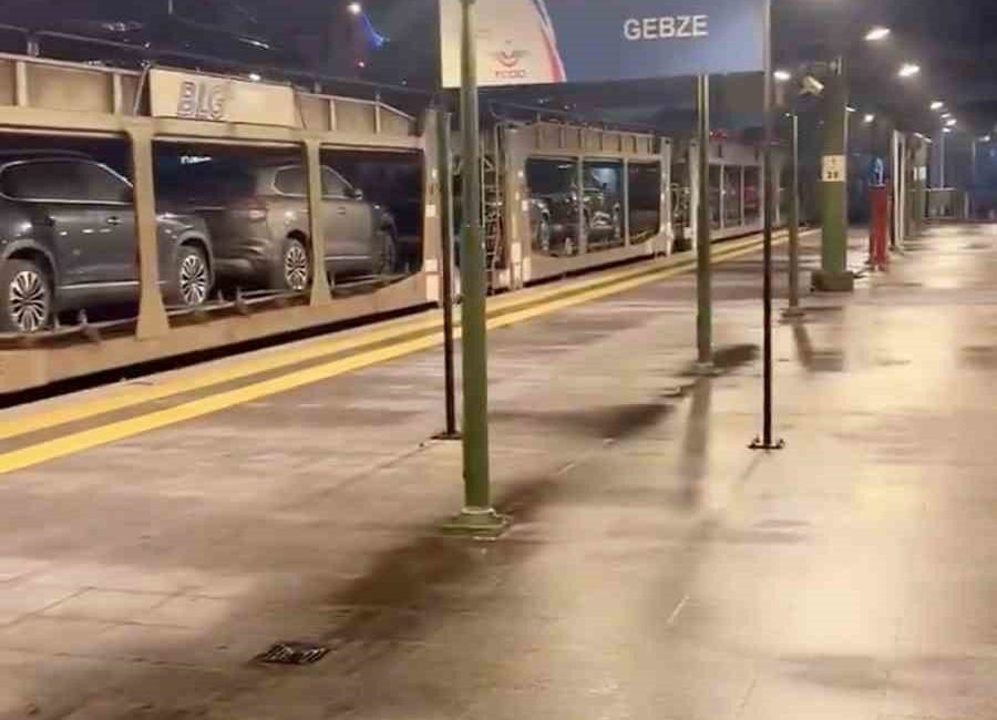 Trenle Avrupa’ya Togg ihracatı Almanya’ya ihraç edilen yerli otomobil Togg’ları taşıyan tren, Marmaray hattından